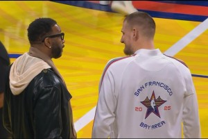 這看著身高差不多??！麥迪和約基奇站在一塊交流~