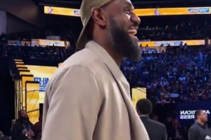 老頭子的快樂(lè)??詹姆斯身穿便裝看著場(chǎng)上熱身的杜登歐嘿嘿傻笑