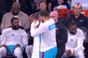 昔日的“711”在全明星賽場(chǎng)重聚！歐文與杜蘭特坐場(chǎng)下熱聊！