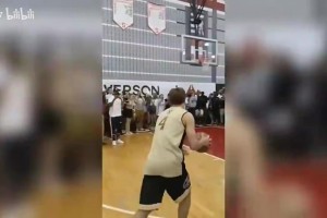 歐文把幸運(yùn)球迷的獎(jiǎng)金拿了出來(lái)，被杜小帥一把搶走，??放了回去