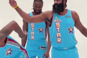 你們仨??合影時(shí)歐文和哈登打鬧 登哥不斷呼喚KD一起來(lái)玩