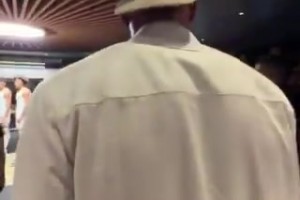 老詹抵達(dá)，同眾全明星寒暄，和歐文的感情明顯還是最好