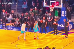 兩個傳奇后衛(wèi)！歐文庫里交流技術動作！是誰教誰呢？