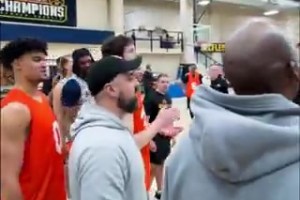 會(huì)來事！威少組織球隊(duì)大家為約基奇唱生日快樂歌