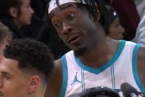 造化弄人啊！戰(zhàn)勝湖人后馬威舉手握拳慶祝，并與克內(nèi)克特?fù)肀Ы徽? >
                                        </div>
                                    </div>
                                    <div   id=