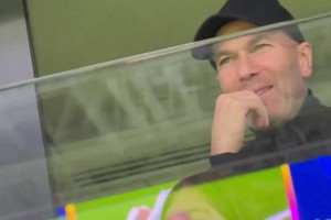 齊達(dá)內(nèi)現(xiàn)場(chǎng)看到姆巴佩的進(jìn)球后一臉吃驚??玻璃上還有瓜瓜落寞