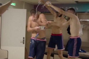 塞爾維亞銅牌戰(zhàn)取勝！約基奇被潑水慶祝??還靈魂拷問：啤酒呢？