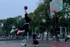 約老師佯裝伸手，SGA馬上來個(gè)造犯規(guī)動(dòng)作，這真是刻在骨子里了