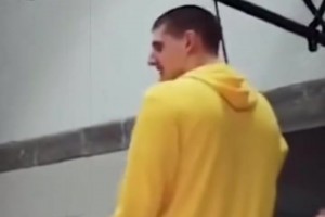 太搞了！約基奇逗小朋友：我真不會扣籃??！