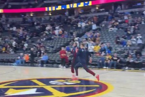 好家伙，五花肉起飛！??約基奇賽前出場狂奔上籃！