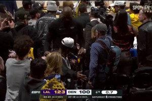 老詹不等比賽結(jié)束直接返回更衣室，東契奇&約基奇賽后擁抱