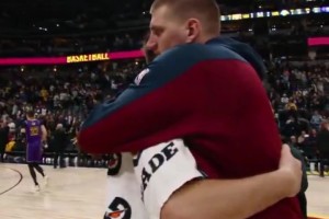 聯(lián)盟最強兩位胖胖！東契奇&約基奇賽后相擁致意，惺惺相惜！