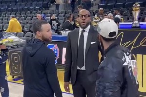 ??伊戈達拉退役儀式結(jié)束后庫里與歐文擁抱致意！