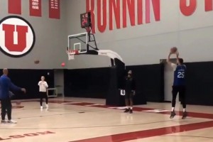 最后一球頂著防守也中！本-西蒙斯訓(xùn)練中底角三分4連擊~