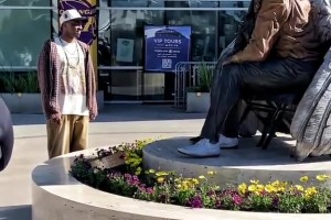 一切盡在不言中！歐文面對科比和GiGi的雕像陷入沉思……