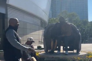 想你了曼巴！歐文賽前看望科比和GiGi的雕像??