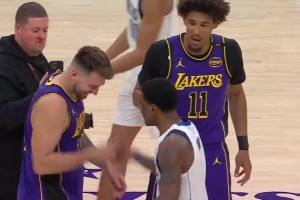 都是昔日好搭檔！歐文跳球前分別與詹姆斯、東契奇玩起花樣握手