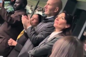 原來(lái)你也在現(xiàn)場(chǎng)！莫德里奇世界波破門后，看臺(tái)的齊達(dá)內(nèi)起立鼓掌