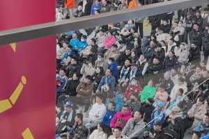 足球城的足球氛圍就是好，大連商場(chǎng)播中超人坐得滿(mǎn)滿(mǎn)的??