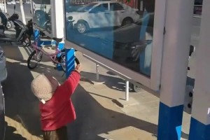 洗腦！利拉德采訪時(shí)，字母哥在旁邊唱二球的熱單！