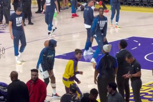 一起在美國(guó)隊(duì)打過(guò)世界杯！里夫斯昨天賽前和華子打鬧