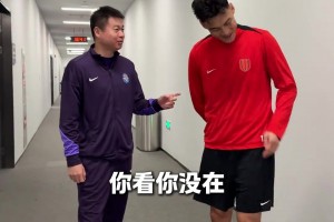 蓉城賽前，韓鵬飛與津門(mén)虎主教練于根偉指導(dǎo)敘舊