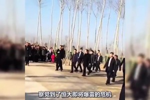 18年許家印歸鄉(xiāng)時(shí)豪車列陣眾人簇?fù)?，衣錦還鄉(xiāng)顯豪邁氣派??