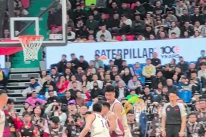 時隔四年，高詩巖再次在全明星賽場“扣籃”，把邱彪指給逗笑了~