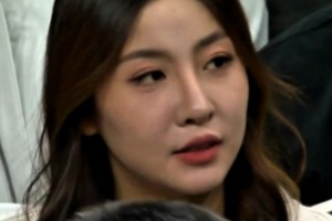 高詩巖夫婦觀戰(zhàn)星瑞賽，媳婦明艷大方，像明星