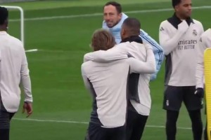 哈哈??40歲莫德里奇似乎已經(jīng)成為姆總的小弟 ??