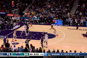 最感同身受的人！歐文完成罰球后，濃眉和工作人員將其攙扶下場(chǎng)