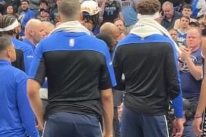 真正的斗士！??歐文受傷后，在濃眉的攙扶下走上罰球線，堅(jiān)持完成罰球