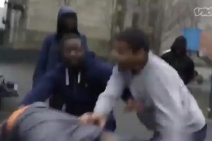 交易77+歐文重傷！美媒：獨行俠球迷看見GM哈里森時的反應(yīng)…