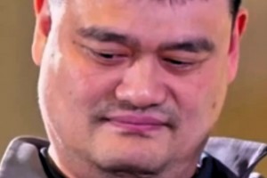 王治郅：現(xiàn)在球員喝口水都看手機(jī)，這不能幫你把球投進(jìn)