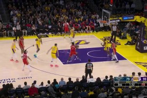 太炸裂了！????錫安迎著湖人中鋒杰米森，送上殘暴隔扣！