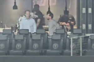 中年危機！梅西都在場邊當上了球童??