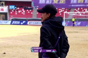 助力女足??足協(xié)主席宋凱與孫雯一同出現(xiàn)在女超揭幕戰(zhàn)看臺