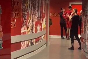 要開挖了？賽后范迪克與巴黎倆高層納賽爾坎波斯交談許久