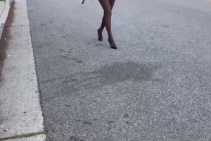 香車美女！杰倫-布朗女友這黑絲美腿你給幾分？??