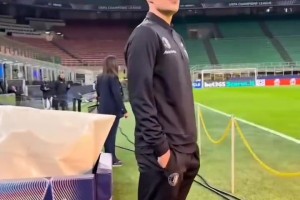 有太多回憶??！41歲的范佩西歐冠賽前踩場(chǎng)