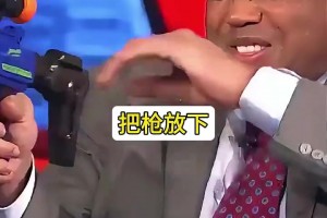 都是濕身了哈！奧尼爾和巴克利手拿玩具水槍在直播間PK~