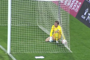 中甲驚現(xiàn)超巨失誤！南京門將后衛(wèi)配合不默契送給大連一個空門??