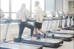 太不走運(yùn)了！現(xiàn)場(chǎng)直拍胡桑諾夫?qū)Σ既R頓的烏龍球！戲劇性的一幕！