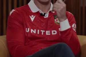 “死侍”是英乙雷克瑟姆的老板??？還親自推銷球衣，不愧是小賤賤