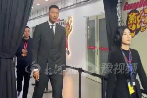 易建聯(lián)出席基金會(huì)會(huì)議，被爆PC后首次公開(kāi)漏面