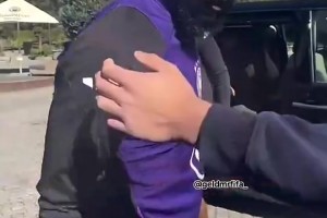 遭批評(píng)！呂迪格拒絕球迷搭肩合影：你不用碰我