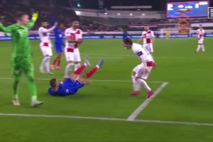 ??少來(lái)這套！姆巴佩禁區(qū)內(nèi)倒地，魔笛馬上開(kāi)腔：別想跳水！