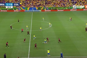 維尼修斯被三次放倒，現(xiàn)場(chǎng)對(duì)著裁判比了個(gè)三根手指??