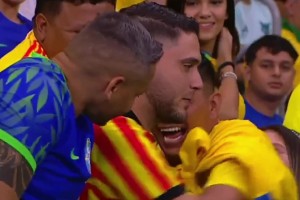 這是求婚還是表白成功了？哥倫比亞球迷現(xiàn)場(chǎng)狂親女孩??