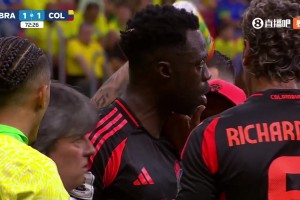 休克醒來(lái)后的桑切斯不想被換下場(chǎng)，在場(chǎng)邊和主教練發(fā)生口角??